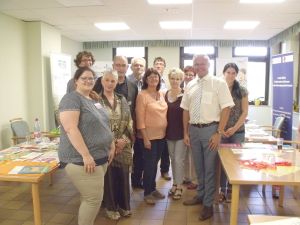 Foto: Informationen rund um das Thema Demenz gaben Vertreter des St. Josefshaus sowie verschiedener Dienste und Einrichtungen gemeinsam mit der Referentin Waltraud Klein (3.v.l.) sowie dem 1. Kreisbeigeordneten Achim Hallerbach (2.v.r.).