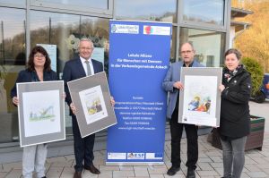 Foto: Eröffneten die Wanderausstellung „Demensch“ in den Schaufenstern und Räumen der Neustädter Geschäfte: (v.l.n.r.) Ulla Müller, Netzwerkkoordinatorin der Lokalen Allianz, Achim Hallerbach, 1. Kreisbeigeordneter und zuständiger Dezernent, Dr. Ulrich Kettler, Psychiatriekoordinator und Leiter des Netzwerkes Demenz im Kreis Neuwied, sowie Angela Muß, Koordinatorin des Mehrgenerationenhauses der Verbandsgemeinde Asbach.