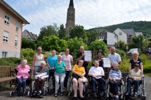 Foto: Mitarbeiterinnen, Bewohner sowie (2. Reihe, 2.v.r.) der 1. Kreisbeigeordneter Achim Hallerbach, die Einrichtungsleiterin Anette Scholl und Psychiatriekoordinator Dr. Ulrich Kettler laden Interessierte herzlich zur Informationsveranstaltung ein laden zur Informationsveranstaltung Demenz in Bad Hönningen ein.