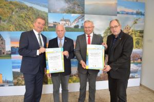 Foto: (v.l.n.r.) Bürgermeister Karsten Fehr, Dieter Borgolte, 1. Vorsitzender des Seniorenbeirats, der 1. Kreisbeigeordnete des Landkreises Neuwied, Achim Hallerbach und Psychiatriekoordinator Dr. Ulrich Kettler laden interessierte Bürgerinnen und Bürger zur großen Informationsveranstaltung am 8. März 2017 ab 17 Uhr in die Verbandsgemeindeverwaltung nach Unkel ein.