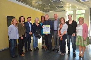 Foto: Die Gesprächspartner der Jubiläumsveranstaltung (v.l.): Moderatorin Melitta Hofer, Rhein-Mosel-Akademie, Dr. Julia Schwaben, Gesundheitsministerium Rheinland-Pfalz, Prof. Dr. Jörg Degenhardt, Chefarzt St. Antonius Krankenhaus, Anne Nick, Angehörigengruppe, Janine Timm, Psychosoziale Arbeitsgemeinschaft, Dr. Ulrich Kettler, Psychiatriekoordinator, Achim Hallerbach, 1. Kreisbeigeordneter, Christa Bergerhausen, Selbsthilfenetzwerk, Alexandra Felten, Borderline Selbsthilfe, Dr. Brigitte Pollitt, Chefärztin Johanniter-Zentrum