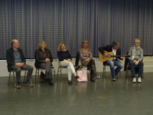 Foto: Die Gesprächspartner ließen die intensive Diskussion mit einem Musikstück ausklingen (v.l.): Dr. med. Ralf Oberkobusch, Facharzt, Barbara Köhl, Diakonie Neuwied, Melitta Hofer, Moderatorin, Gaby Uhr, Kinderschutzbund, Klaus Mäurer, Dipl.-Psych. sowie Andreas Bühler, Schulsozialarbeiter und Notfallseelsorger.