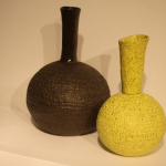 Hahn Eva-Maria / Isenburg / Installation 2-teilig, Gefäßskulptur / Porzellan, Handaufbau / schwarz H: 29 cm B: 18cm, grün H: 23 cm B: 13cm / 90,- €, 70,- €
