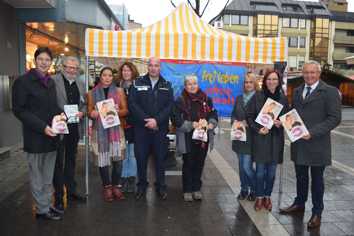 Fotos: Mitglieder des Netzwerkes gegen Gewalt mit den Lokalpolitikern an den Ständen in Neuwied, Asbach und Linz.