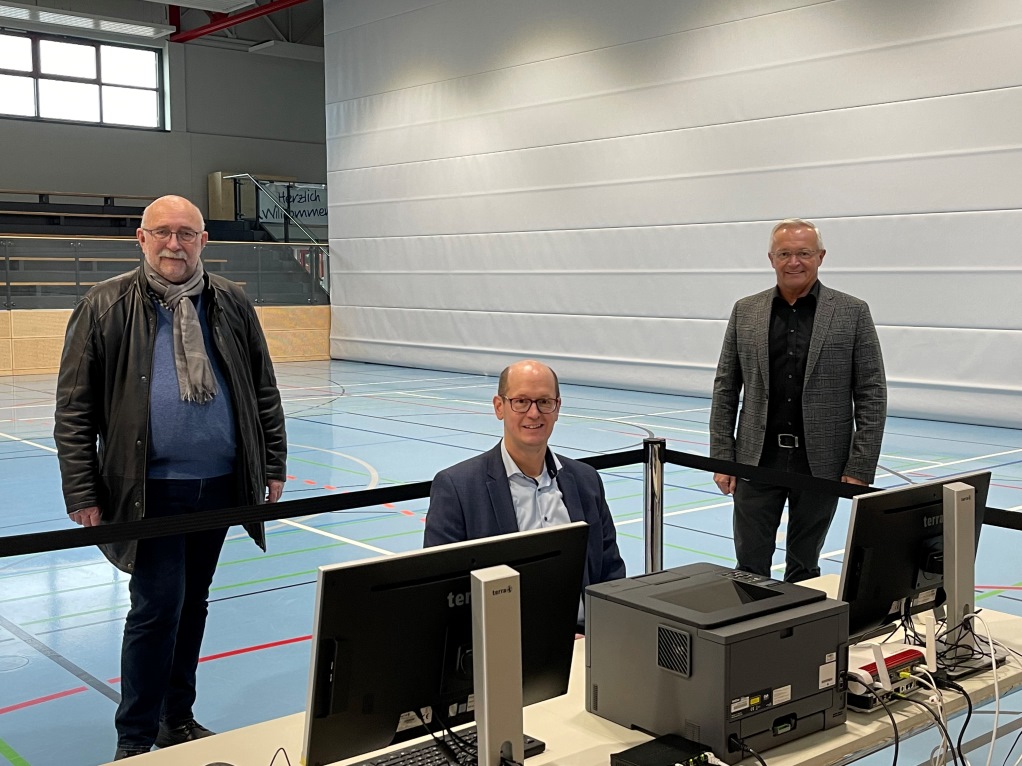 Foto: „Impf-Dock“ Hans-Uwe Dockhorn (von links), Bürgermeister Jan Ermtraud und Landrat Achim Hallerbach freuen sich, dass ab dem heutigen Freitag auch in der Rheinbrohler Römerwallhalle geimpft wird. 