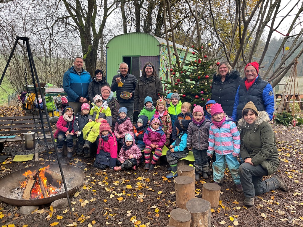 Foto: Die Kinder der Kita Anhausen – sowohl in der Lessingstraße als auch in der Waldgruppe – haben in diesem Jahr den Schmuck für den Weihnachtsbaum im Kreishaus gebastelt. 