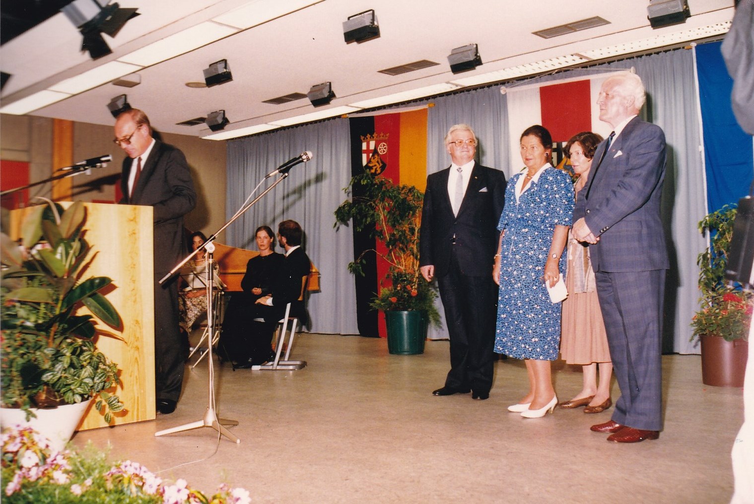 Foto: 1. Preisverleihung am 17.07.1997 in der Aula des Landesheimes für Blinde und Sehbehinderte, Neuwied Feldkirchen. Landrat Hans-Dieter Deckert überreicht den Preis an Simone Veil.