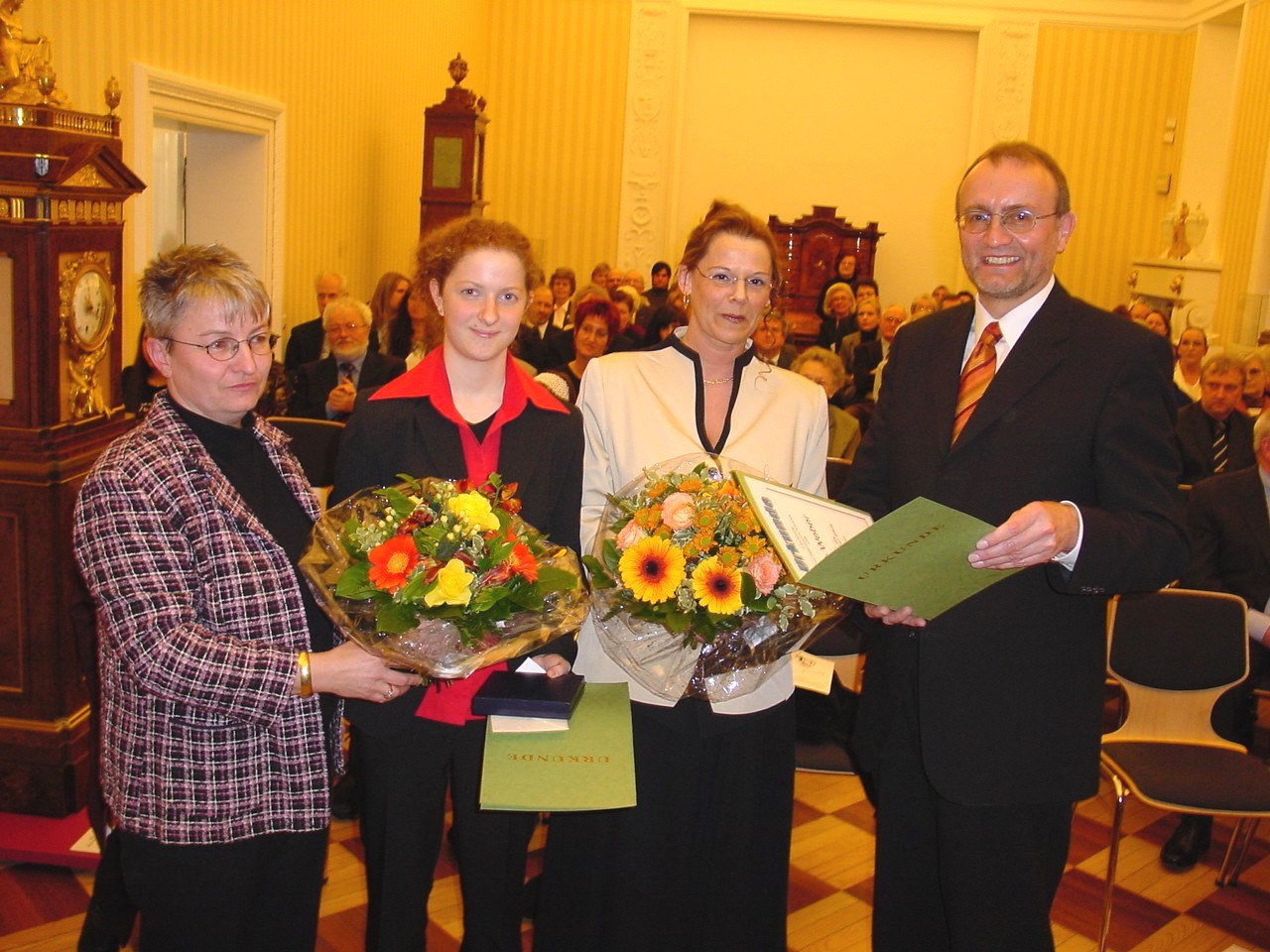 Foto v.l.: Doris Eyl-Müller (Gleichstellungsbeauftragte), Julia Schmidt, Irina Weber und Landrat Rainer Kaul.
