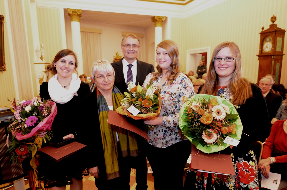 Foto v.l.: Annika Runkel, Gleichstellungsbeauftragte Doris Eyl-Müller, Landrat Rainer Kaul, Vanessa Driesch und Anne Melzer.