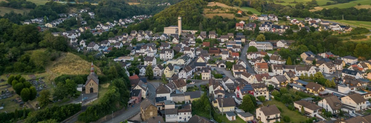Landschaftsaufnahme von Datzeroth in der Vogelpersepektive.