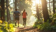 Jogger joggen im Abendlicht im Wald