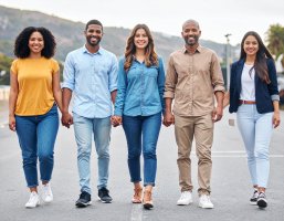 Menschen unterschiedlicher Kulturen halten sich an den Händen