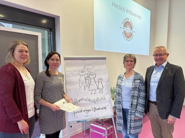 Foto: Christina Schumacher vom Frauenhaus Westerwald, Daniela Kiefer, Gleichstellungsbeauftragte des Landkreises Neuwied mit Dagmar Leimpeters von der Gleichstellungs-Stelle und Landrat Achim Hallerbach (von links). Foto: Thomas Herschbach