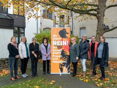 Foto: Personifiziert durch ihre Gleichstellungsbeauftragten sagen Landkreis und Stadt Neuwied „Nein“ zu Gewalt gegen Frauen und Mädchen. Um noch mehr Aufmerksamkeit für diese zu oft verschwiegene Thematik herzustellen, unterstützen der Landkreis Neuwied und die Stadt den Internationalen Tag gegen Gewalt an Frauen am Samstag, 25. November 2023. Foto: Martin Boden / Kreisverwaltung Neuwied