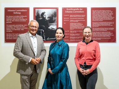 Foto: Landrat Achim Hallerbach und die Gleichstellungsbeauftragte des Landkreises Daniela Kiefer freuen sich mit der Loewenherz-Preisträgerin 2023 Prof. Dr. Katrin Winkler auf die Ehrung am 16. November. Foto: Martin Boden / Kreisverwaltung Neuwied.