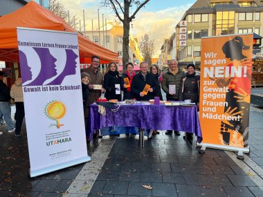 Auch am Aktionsstand in Neuwied machten die Gleichstellungsbeauftragten von Stadt und Kreis Neuwied, unterstützt von Landrat Achim Hallerbach sowie von Oberbürgerbürgermeister Jan Einig und Bürgermeister Peter Jung, auf das Thema „Gewalt gegen Frauen in engen sozialen Beziehungen“ aufmerksam. Foto: Dagmar Leimpeters