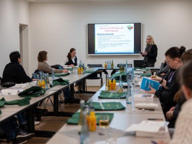 Foto: Gleichstellungsbeauftrage des Landkreises Neuwied, Daniela Kiefer und Büroleiterin der Neuwieder Kreisverwaltung, Diana Wonka, vermittelten den interessierten Ratsfrauen wichtiges Know-how für ihr politisches Engagement. Foto: Martin Boden – Kreisverwaltung Neuwied.