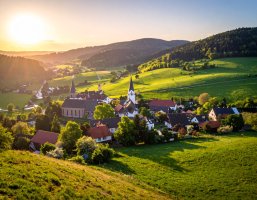 Panoramabild eines fiktiven Dorfs