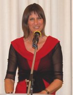 Foto: Dr. Sylvia Brathuhn (* 1957), Ausbildung zur staatlich geprüften Krankenschwester; Studium der Erziehungswissenschaften an der Universität Koblenz-Landau; PromotionTrauerbegleiterin (TID e.V.); Kommunikationstrainerin für TumorpatientInnen und Angehörige (MSA Köln); Landesvorsitzende der Frauenselbsthilfe nach Krebs Landesverband Rheinland-Pfalz/Saarland e.V.; Nominiertes Mitglied der IWG (International Workgroup for Death, Dying and Bereavement); Mitherausgeberin des LeidFadens, Fachmagazins für Krisen, Leid und Trauer. 