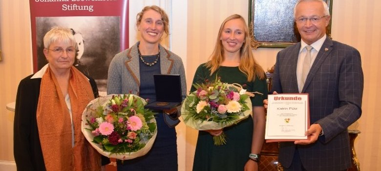 Foto v.l.: Gleichstellungsbeauftragte Doris Eyl-Müller, Katrin Pütz, Christina Fries, Landrat Achim Hallerbach.