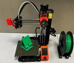 Ein 3D Drucker ist zu sehen.