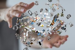 media Verschiedene Medienarten schweben durch die Luft und 2 Hände versuchen sie zu umfassen.