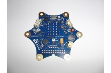 Eine kleine Platine in Sternform in blau ist zu sehen.