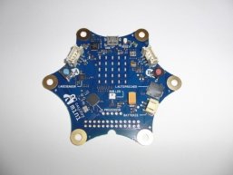 Eine kleine Platine in Sternform in blau ist zu sehen.