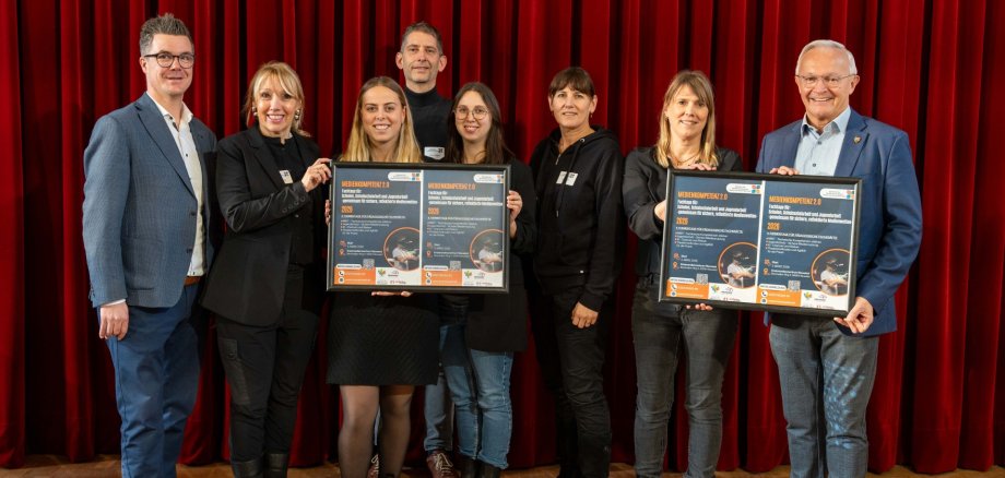 Gemeinsam stark im Sinne von Kindern und Jugendlichen: Landrat Achim Hallerbach und Bürgermeister Peter Jung waren vom Kick-Off-Meeting des Bündnisses für Medienkompetenz im Jungen Schlosstheater Neuwied gleichermaßen beeindruckt.