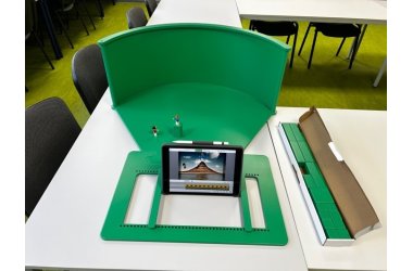 Ein Greenscreen steht auf einem Tisch.