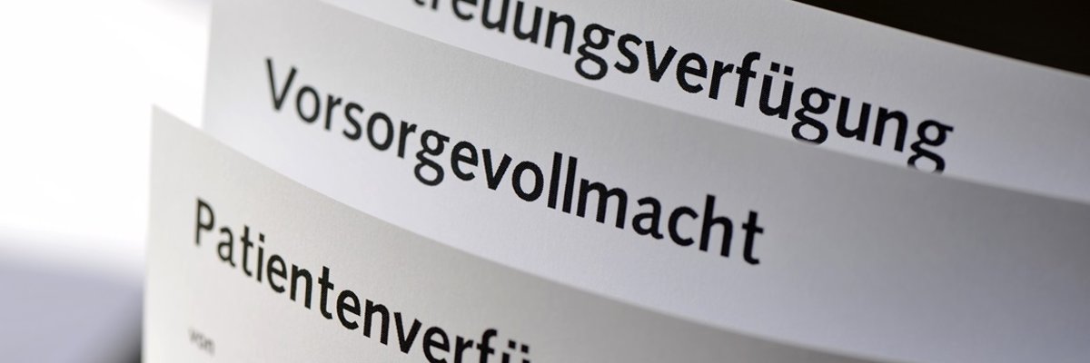Patientenverfügung, Vorsorgevollmacht, Betreuungsverfügung, Formulare, Alter, Krankheit, Demenz, Siechtum, Leben, Vollmacht, Vollmachtgeber, Notar, Rechtsanwalt, Bevollmächtigter, Vertretung, Vertrauen, Betreuung, Betreuer, Geschäftsunfähigkeit, Geschäftsfähigkeit, Patientenverfügung, Verfügung, Unterschrift, unterschreiben, Testament, Erbvertrag, Betreuungsgericht, Willenserklärung, Stellvertretung, Stellvertreter, Kontovollmacht, Vermögensverwaltung, Notariat, Medizinrecht, Unschärfe, Hamburg, August 2016, Bild Nr.: N54441