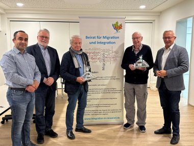 Foto: Landrat Achim Hallerbach war es ein ganz besonderes Anliegen, den ausgeschiedenen Beiratsmitgliedern für ihr Engagement „Dankeschön“ zu sagen. Monem Albatran, Prof. Dr. Wolfgang von Keitz, Karl-Heinz Wölbert und Herbert Woidtke (von links) hatten dem Beirat über unterschiedlich lange Zeit angehört. Foto: Kerstin Schwanbeck-Stephan / Kreisverwaltung Neuwied